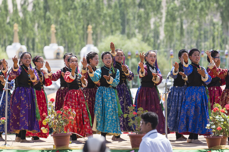 ダライ・ラマ法王82歳の祝賀式典で、踊りを披露するラダックの女性たち。2017年7月6日、インド、ジャンムー・カシミール州ラダック地方レー（撮影：テンジン・チュンジョル / 法王庁）