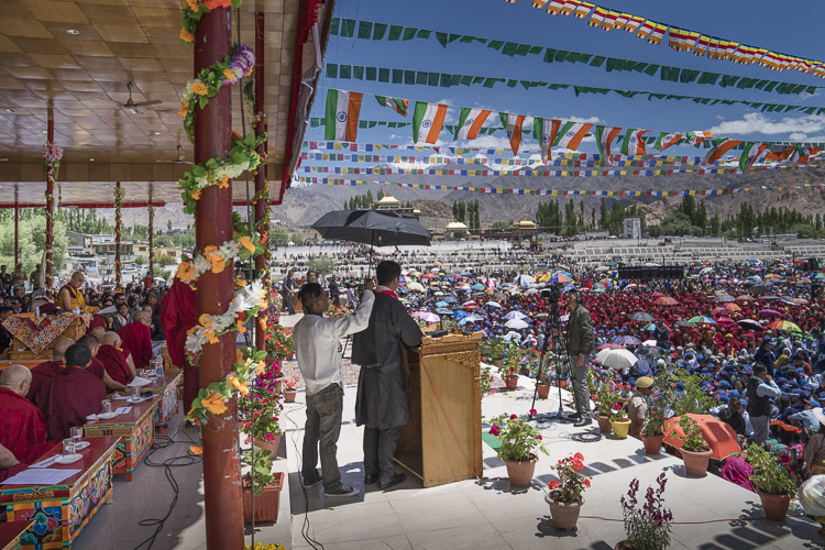 ダライ・ラマ法王82歳の祝賀式典で、聴衆に向けて演説を行なう中央チベット政権のロプサン・センゲ主席大臣。2017年7月6日、インド、ジャンムー・カシミール州ラダック地方レー（撮影：テンジン・チュンジョル / 法王庁）