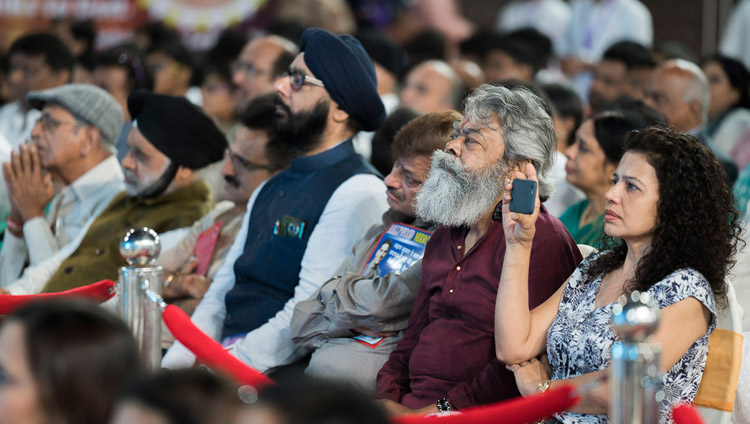 異宗教間の対話の会場で、ダライ・ラマ法王のスピーチに耳を傾ける聴衆。2017年8月13日、インド、ムンバイ（撮影：テンジン・チュンジョル / 法王庁）