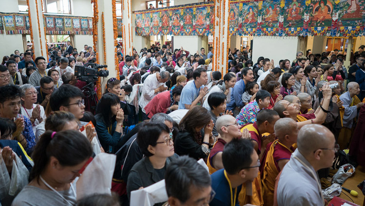 ダライ・ラマ法王のお話に聴き入る聴衆。2017年9月1日、インド、ヒマーチャル・プラデーシュ州ダラムサラ（撮影：テンジン・チュンジョル / 法王庁）