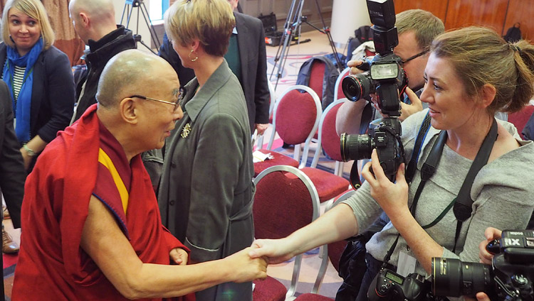 記者会見の最後に、ジャーナリストと握手をされるダライ・ラマ法王。2017年9月11日、イギリス、北アイルランド、ロンドンデリー（撮影：ジェレミー・ラッセル / 法王庁）