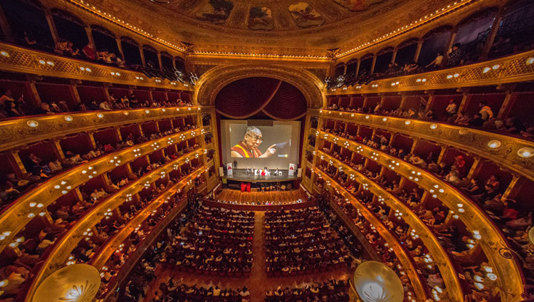 マッシモ劇場で講演をされるダライ・ラマ法王。2017年9月18日、イタリア、シチリア州パレルモ（撮影：パオロ・レジス）