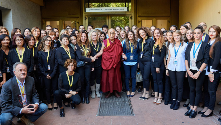ピサ大学で開催された2日間のプログラムに貢献したボランティアの人々との記念撮影に応じられるダライ・ラマ法王。2017年9月21日、イタリア、トスカーナ州ピサ（撮影：オリビエ・アダム）