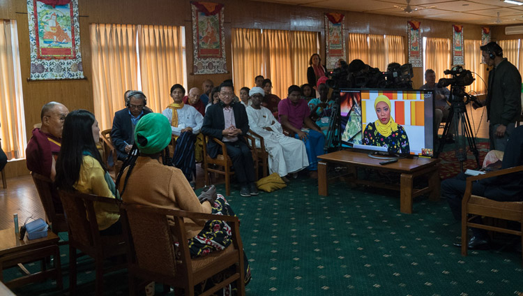 アルジャジーラのテレビ番組「ザ・ストリーム」の一話にネット中継で参加されたダライ・ラマ法王と、USIPの二人の青年指導者たち。2017年11月7日、インド、ヒマーチャル・プラデーシュ州ダラムサラ（撮影：テンジン・チュンジョル / 法王庁）