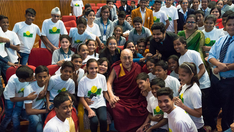 講演会が終了し、スマイル基金の支援を受ける子どもたちとの写真撮影に応じられるダライ・ラマ法王。2017年11月19日、インド、ニューデリー（撮影：テンジン・チュンジョル / 法王庁）