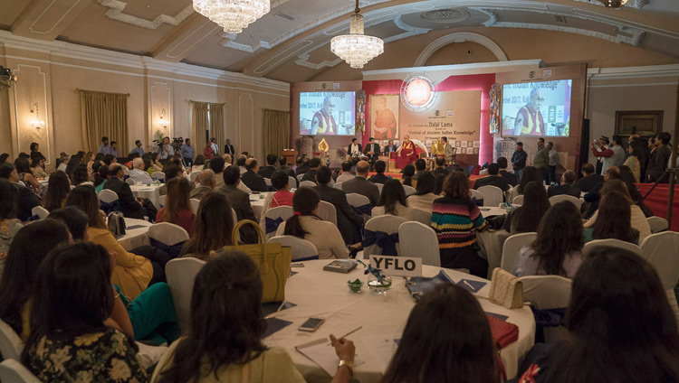 インド商工会議所の250人を超えるメンバーとゲストに向けてお話をされるダライ・ラマ法王。2017年11月23日、インド、西ベンガル州コルカタ（撮影：テンジン・チュンジョル / 法王庁）