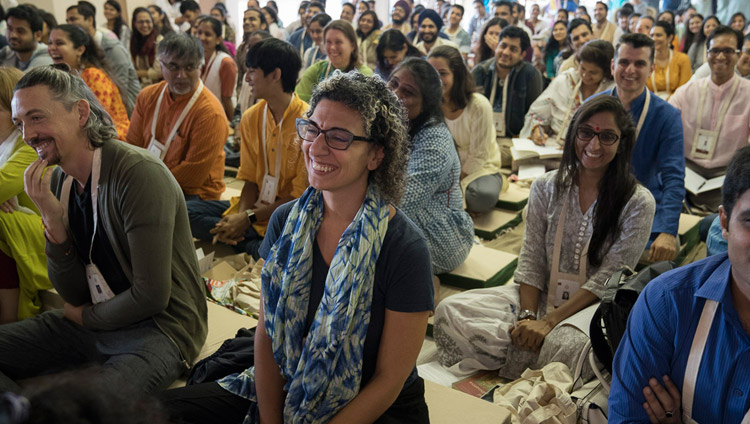 ダライ・ラマ法王の法話に聴き入る聴衆。2017年12月8日、インド、マハラシュトラ州ムンバイ（撮影：ロブサン・ツェリン / 法王庁）