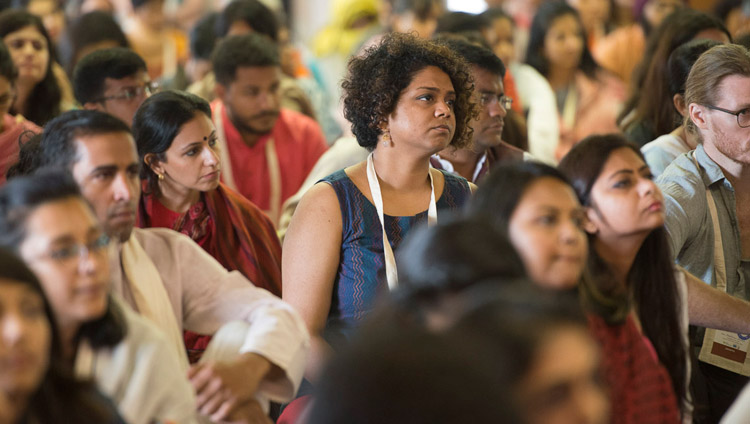 ダライ・ラマ法王の法話に聞き入る聴衆。2017年12月9日インド、ムンバイ（撮影：ロブサン・ツェリン / 法王庁）