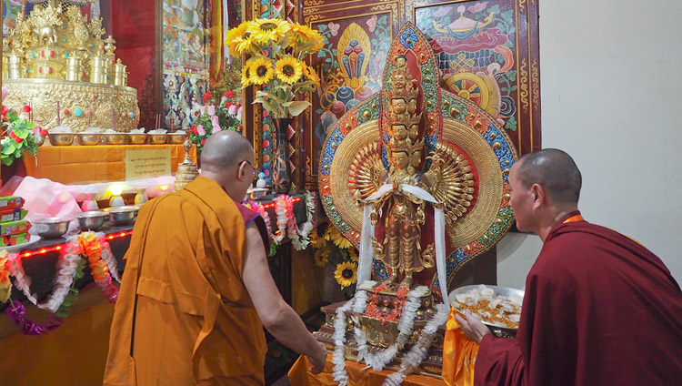 デプン僧院ラチ堂で祭壇に礼拝されるダライ・ラマ法王。2017年 12月 11日、インド、カルナーカタ州ムンゴット（撮影：ジェレミー・ラッセル / 法王庁）