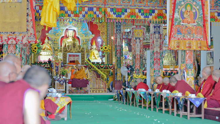 歓迎式典で、集まった僧侶や地元の人々にお話をされるダライ・ラマ法王。2017年 12月 11日、インド、カルナーカタ州ムンゴット（撮影：ロブサン・ツェリン / 法王庁）