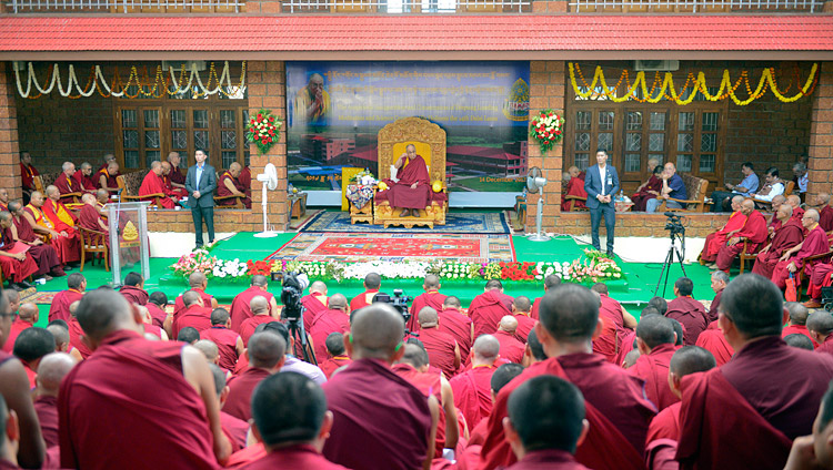 竣工式で僧侶たちにお話をされるダライ・ラマ法王。2017年12月14日、インド、カルナータカ州ムンゴット（撮影：ロブサン・ツェリン / 法王庁）