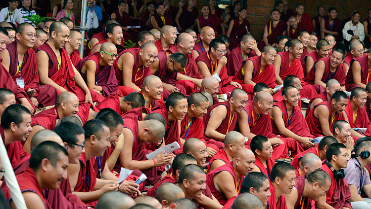 ダライ・ラマ法王のお話を楽しむ400人を超える僧侶たち。2017年12月14日、インド、カルナータカ州ムンゴット（撮影：ロブサン・ツェリン / 法王庁）