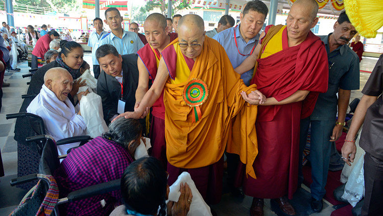 ジャンチュプ・チュリン尼僧院の新問答場に到着され、高齢のチベット人たちに挨拶をされるダライ・ラマ法王。2017年12月15日、インド、カルナータ州ムンゴット（撮影：ロブサン・ツェリン / 法王庁）