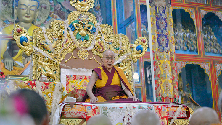 ガンデン僧院ラチ堂で法話をされるダライ・ラマ法王。2017年12月17日、インド、カルナータカ州ムンゴット（撮影：ロブサン・ツェリン / 法王庁）