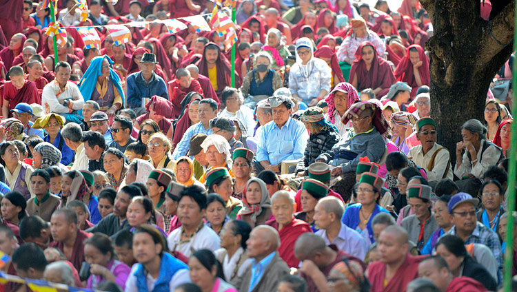 ダライ・ラマ法王の法話会に参加した、8,000人を超えるチベット人とヒマラヤ地方から来た聴衆。2017年12月17日、インド、カルナータカ州ムンゴット（撮影：ロブサン・ツェリン / 法王庁）