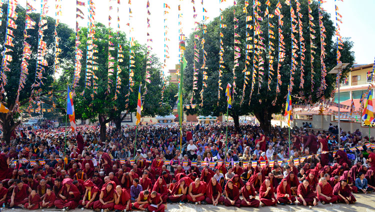 ダライ・ラマ法王の法話会に参加した、チベット人とヒマラヤ地方から集まった8,000人を超える人々が詰め掛けた僧院中庭の光景。2017年12月17日、インド、カルナータカ州ムンゴット（撮影：ロブサン・ツェリン / 法王庁）