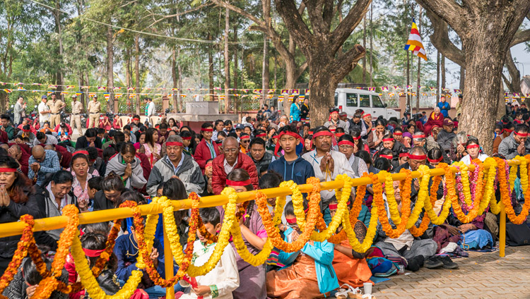 ダライ・ラマ法王による灌頂授与の儀式に参加する1万5千人を超える人々。2017年12月20日、インド、カルナータカ州バイラクッぺ（撮影：テンジン・チュンジョル / 法王庁）