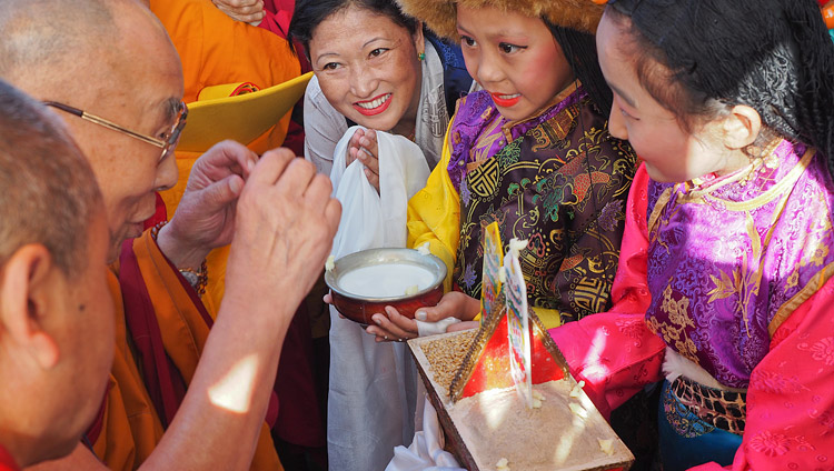 セラ僧院メイ学堂に到着されたダライ・ラマ法王を伝統に則って歓迎するチベットの子供たち。2017年12月21日、インド、カルナータカ州バイラクッペ（撮影：ジェレミー・ラッセル / 法王庁）