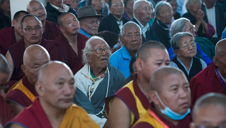 セラ僧院メイ学堂の新問答場の竣工式に出席する8千人以上の僧侶、尼僧、地元のチベット人たち。2017年12月21日、インド、カルナータカ州バイラクッペ（撮影：ロブサン・ツェリン / 法王庁）