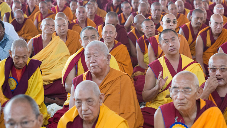 セラ僧院メイ学堂の新問答場竣工式に出席する8千人以上の僧侶、尼僧と、地域のチベット人たち。2017年12月21日、インド、カルナータカ州バイラクッペ（撮影：ロブサン・ツェリン / 法王庁）