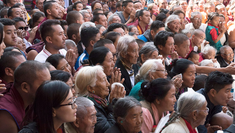 セラ僧院メイ学堂の新問答場の竣工式が終わり、退場されるダライ・ラマ法王を見送る地元のチベット人たち。2017年12月21日、インド、カルナータカ州バイラクッペ（撮影：ロブサン・ツェリン / 法王庁）