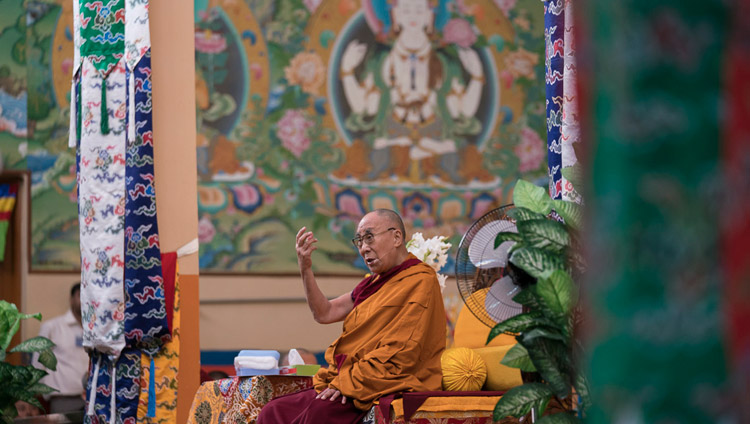 セラ僧院ラチ堂で行われた世俗的倫理観のワークショップに集まった、チベットから到着したばかりのチベット人の巡礼者や指導者たちに向かってお話をされるダライ・ラマ法王。2017年12月22日、インド、カルナータカ州バイラクッぺ（撮影：テンジン・チュンジョル / 法王庁）