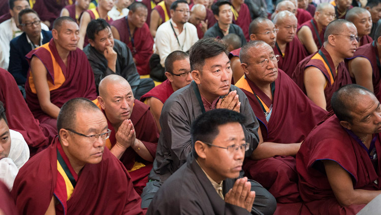 セラ僧院ラチ堂で行われた世俗的倫理観のワークショップに集まり、ダライ・ラマ法王のお話に聴き入るチベット人のリーダーたち。2017年12月22日、インド、カルナータカ州バイラクッぺ（撮影：テンジン・チュンジョル / 法王庁）