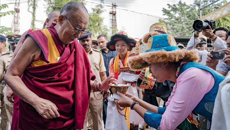 パレス・グラウンドのキングス・コートに到着され、地元のチベット人たちから伝統的な歓迎を受けられるダライ・ラマ法王。2017年12月25日、インド、カルナータカ州ベンガルール（撮影：テンジン・チュンジョル / 法王庁）