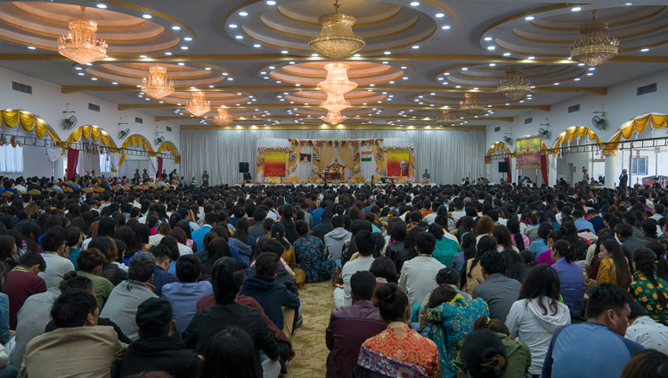 パレス・グラウンドのキングス・コートの講堂で、ダライ・ラマ法王の言葉に耳を傾ける2,500人以上のチベット人とヒマラヤ地域の住民たち。2017年12月25日、インド、カルナータカ州ベンガルール（撮影：テンジン・チュンジョル / 法王庁）