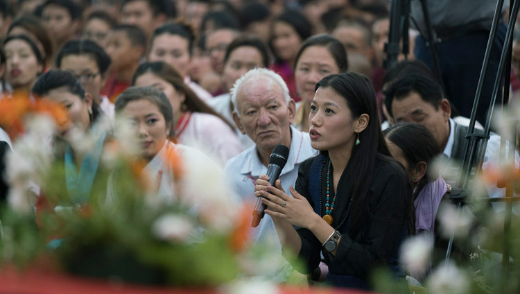 チベット人とヒマラヤ地域の住民に向けての講演で、ダライ・ラマ法王に質問する聴衆のひとり。2017年12月25日、インド、カルナータカ州ベンガルール（撮影：テンジン・チュンジョル / 法王庁）