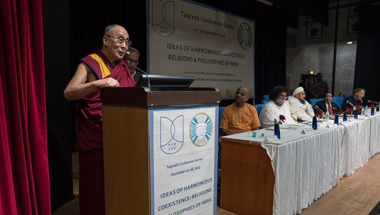 異なる宗教間の会議でスピーチを行われるダライ・ラマ法王。 2017年12月28日、インド、ニューデリー（撮影：テンジン・チュンジョル / 法王庁）