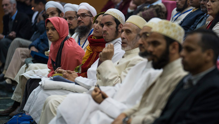 異なる宗教間の会議でダライ・ラマ法王のスピーチに耳を傾ける聴衆。 2017年12月28日、インド、ニューデリー（撮影：テンジン・チュンジョル / 法王庁）