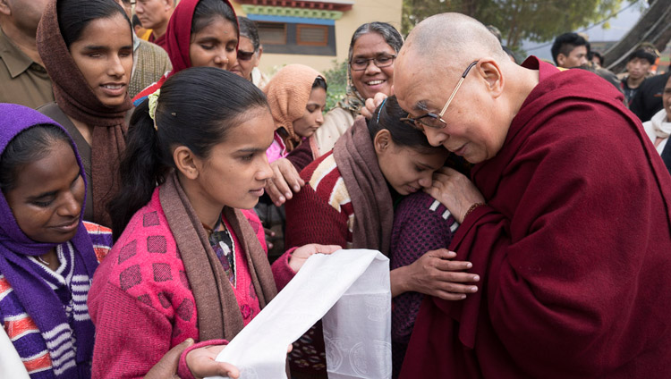 高等チベット学中央研究所で開催された「インド哲学諸学派の心についての見解と現代科学の会議」の終了後、会場近くのジーハン・ジョティ学校から参加した視覚障害をもつ女子学生たちにお声をかけられるダライ・ラマ法王。2017年12月31日、インド、ウッタル・プラデーシュ州バラナシ、サールナート（撮影：ロブサン・ツェリン / 法王庁）