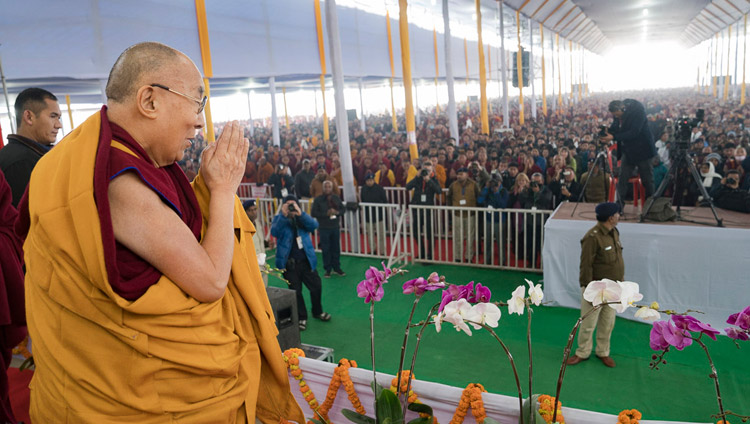 カーラチャクラ・グラウンドの会場に到着され、5万人を超える聴衆に挨拶をされるダライ・ラマ法王。2018年1月5日、インド、ビハール州ブッダガヤ（撮影：ロブサン・ツェリン / 法王庁）