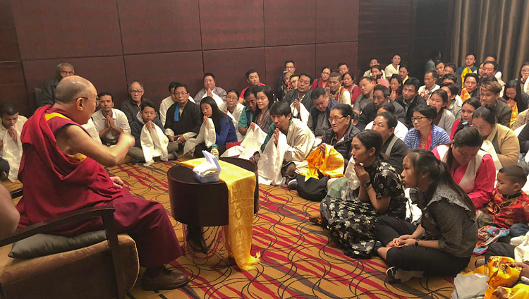 地元のチベット人たちと会見されるダライ・ラマ法王。2018年1月10日、インド、マハーラーシュトラ州プネー（撮影：テンジン・タクラ / 法王庁）