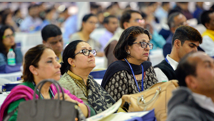 MIT世界平和大学のキャンパスで開催された第2回全国教員会議開会式で、ダライ・ラマ法王のスピーチに聴き入る参加者たち。2018年1月10日、インド、マハーラーシュトラ州プネー（撮影：ロブサン・ツェリン / 法王庁）