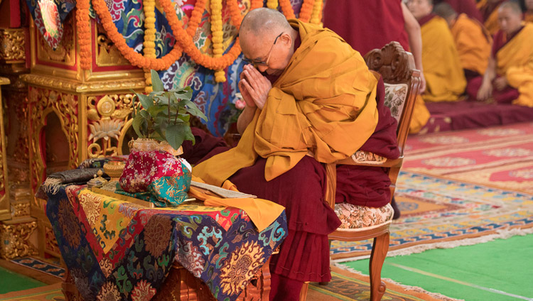 千手観音菩薩の灌頂授与のため、準備の儀式を執り行われるダライ・ラマ法王。2018年1月15日、インド、ビハール州ブッダガヤ（撮影：マニュエル・バウアー）