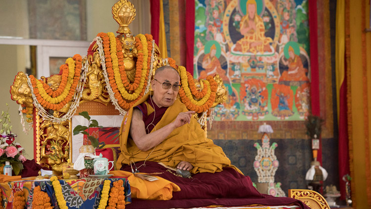 千手観音菩薩の灌頂に先立って、聴衆に説法をされるダライ・ラマ法王。2018年1月16日、インド、ビハール州ブッダガヤ（撮影：マニュエル・バウアー）