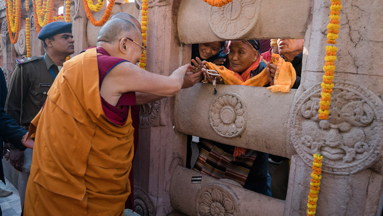 マハーボーディ寺院の大塔を訪問され、巡礼の人々に挨拶をされるダライ・ラマ法王。2018年1月28日、インド、ビハール州ブッダガヤ（撮影：テンジン・チュンジョル / 法王庁）