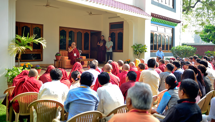 高等チベット学中央研究所の職員たちに向けてお話をされるダライ・ラマ法王。2018年3月20日、インド、ウッタル・プラデーシュ州バラナシ、サールナート（撮影：ロブサン・ツェリン / 法王庁）