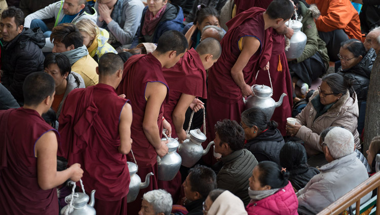 大祈願祭の冒頭で、集まった人々にお茶を配るボランティアの僧侶たち。2018年3月2日、インド、ヒマーチャル・プラデーシュ州ダラムサラ（撮影：テンジン・チュンジョル / 法王庁）