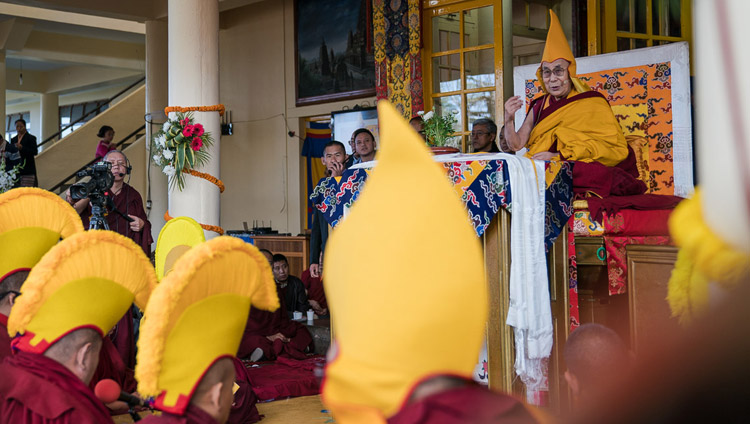 神変大祈願祭の法話会の最後に、祈願文に唱和されるダライ・ラマ法王。2018年3月2日、インド、ヒマーチャル・プラデーシュ州ダラムサラ（撮影：テンジン・チュンジョル / 法王庁）