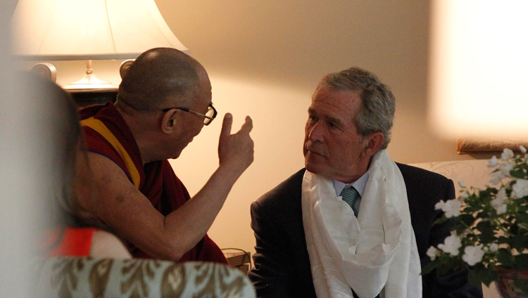 ジョージ・W・ブッシュ邸をご訪問中のダライ・ラマ法王。2011年5月10日、米国テキサス州ダラス（ブッシュ・センターの厚意により転載）