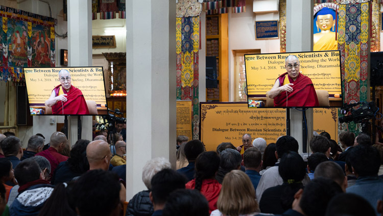 ロシア人科学者と仏教学者の会議で、ダライ・ラマ法王のスピーチに耳を傾ける参加者たち。2018年5月3日、インド、ヒマーチャル・プラデーシュ州ダラムサラ（撮影：テンジン・チュンジョル / 法王庁）