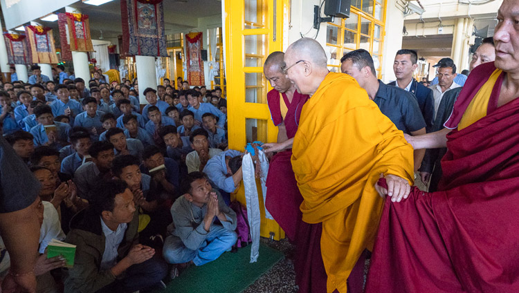 ツクラカンに到着され、チベット子ども村（TCV）の生徒たちに挨拶をされるダライ・ラマ法王。2018年6月6日、インド、ヒマーチャル・プラデーシュ州ダラムサラ（撮影：テンジン・プンツォク）