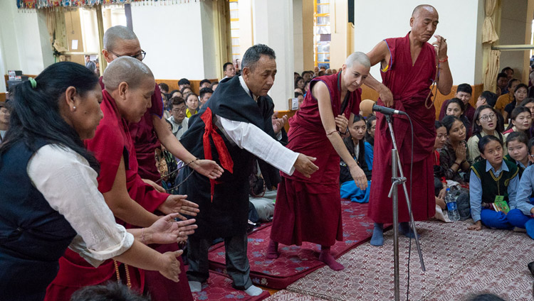 ツクラカンで行われたチベット人の若者たちに向けた法話会の冒頭で、問答の腕前を披露するダラムサラ仏教学習グループの人々。2018年6月6日、インド、ヒマーチャル・プラデーシュ州ダラムサラ（撮影：テンジン・プンツォク）