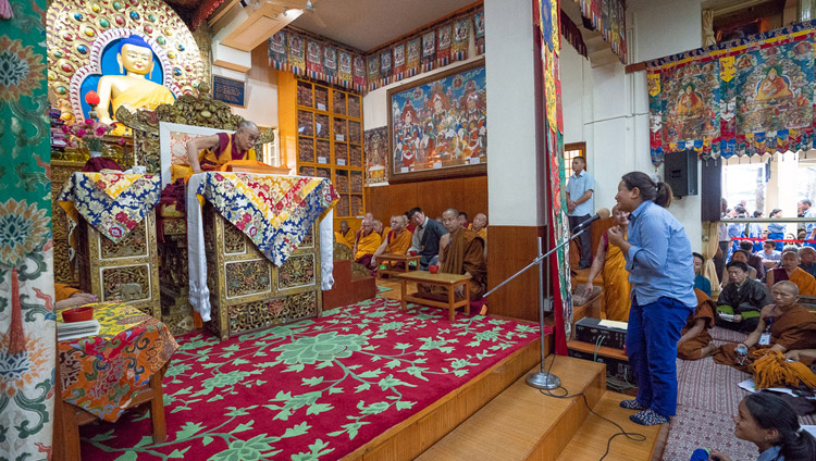 チベットの若者たちへの法話の休憩時間に、ダライ・ラマ法王に質問をする生徒。2018年6月7日、インド、ヒマーチャル・プラデーシュ州ダラムサラ（撮影：テンジン・プンツォク / 法王庁）