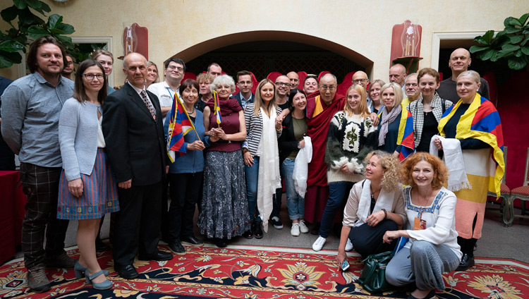リトアニアのチベット支援国会議員グループのメンバーとチベット支援者たちに囲まれて集合写真に応じられるダライ・ラマ法王。2018年6月14日、リトアニア、ビリニュス（撮影：テンジン・チュンジョル / 法王庁）