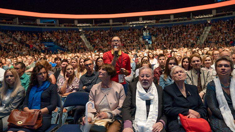 講演の中で、ダライ・ラマ法王に質問をする聴衆。2018年6月14日、リトアニア、ビリニュス（撮影：テンジン・チュンジョル / 法王庁）