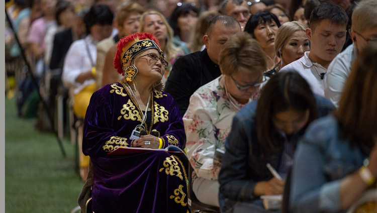 スコント・ホールでダライ・ラマ法王の教えに耳を傾ける4,000人の聴衆。2018年6月16日、ラトビア、リガ（撮影：テンジン・チュンジョル / 法王庁）
